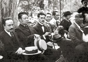 Jose Vasconcelos und Diego Rivera bei einer Veranstaltung im Freien im Chapultepec-Park, Mexiko-Stadt, 1921